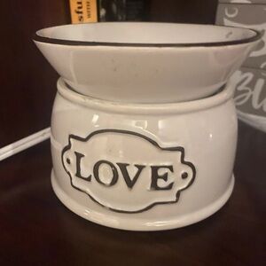 Scentsy Farmhouse style White Love wax warmer